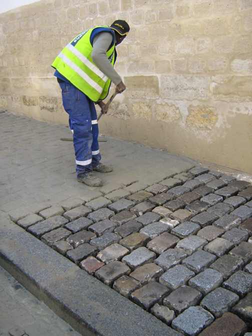 Paveur coulant du ciment mortier joint paris
